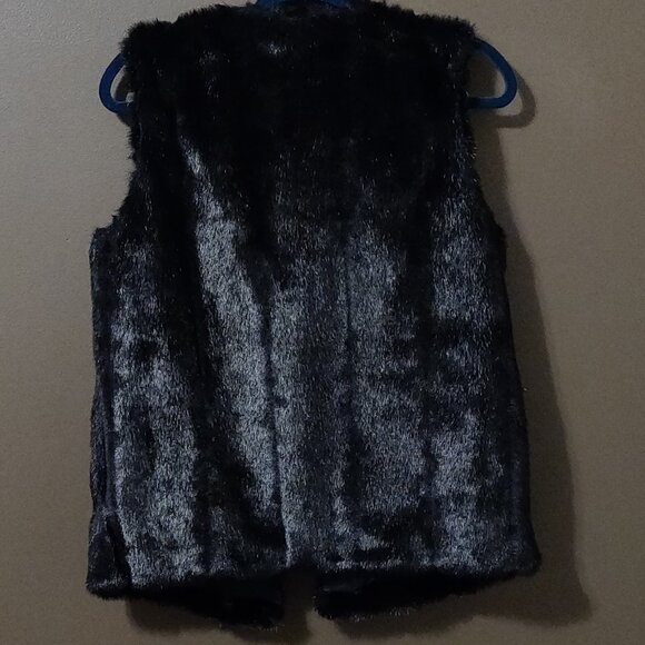 Michael Kors Black Faux Fur Vest With Gold Link Toggle Closure SIZE SMALL - Picture 6 of 6